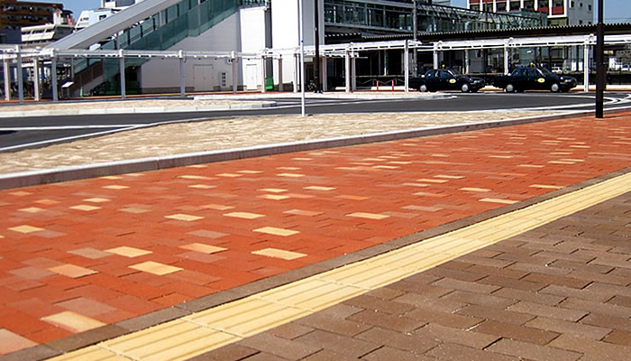 リサイクルれんが『ネオシリーズ』JR城野駅南口駅前広場（福岡県北九州市小倉南区）