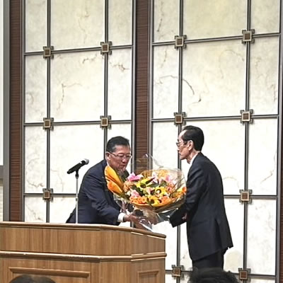 (左)山本啓之新会長（山本建設）から(右)山本慎一郎前会長（大同建設）へ13年間会長を務められた労いと感謝の気持ちを込めて花束贈呈